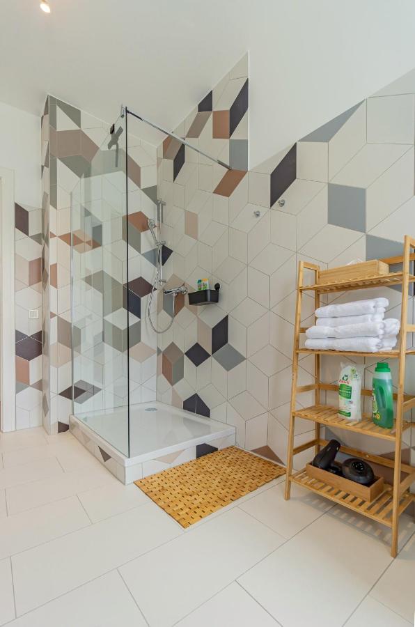 Modernes Apartment - Zentral, Ruhig, Wlan, Netflix, Kueche, Schreibtisch, Parkplatz, Waschtrockner Cottbus Luaran gambar