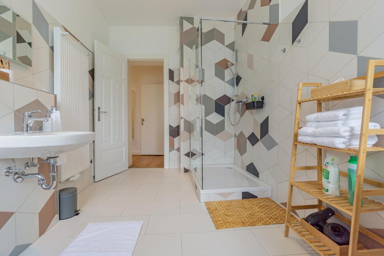 Modernes Apartment - Zentral, Ruhig, Wlan, Netflix, Kueche, Schreibtisch, Parkplatz, Waschtrockner Cottbus Luaran gambar